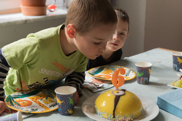 Kindergeburtstag feiern. Fröhliche Stimmung beim Kindergeburtstag! Kindergeburtstag feiern. Fröhliche Stimmung beim Kindergeburtstag!