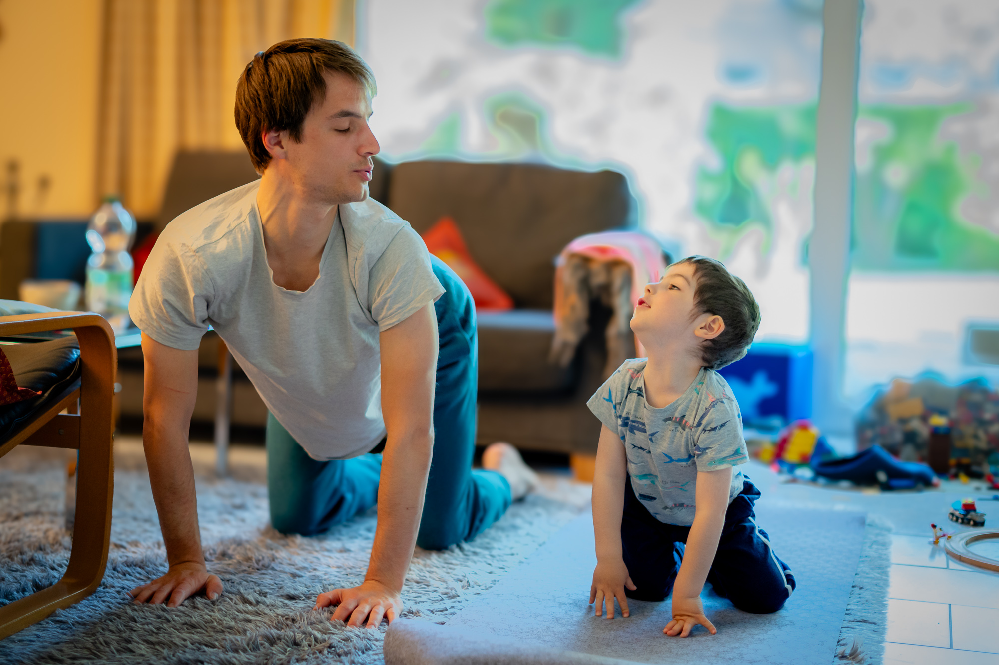 Yoga-Stunde für Kinder. Familienfotos. Yoga-Stunde für Kinder. Familienfotos.